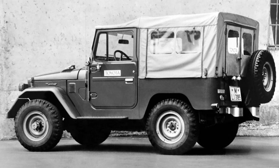  Toyota Land Cruiser Canvas Top (FJ40L) 1973 года  (фото 6 из 6)